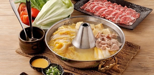 酸菜白肉鍋主材料為酸菜與豬五花肉,酸香四溢。 酸菜白肉鍋主材料為酸菜與豬五花肉,酸香四溢。