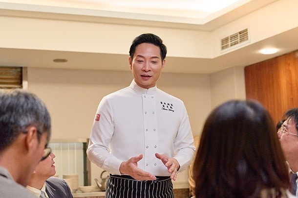 龍師傅常在席間與食客互動,親身了解現代食客的口味變化。 龍師傅常在席間與食客互動,親身了解現代食客的口味變化。