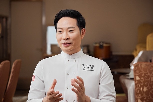 儂來餐廳行政主廚 – 黃景龍,人稱「龍師傅」。 儂來餐廳行政主廚 – 黃景龍,人稱「龍師傅」。
