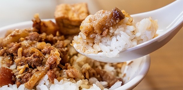 滷肉飯使用的白飯不能煮得過於軟爛,必須預留空間給肉汁。