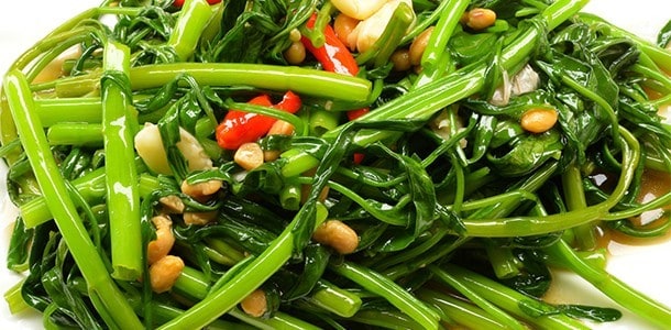 大量炒菜均勻鋪平散熱可確保口感。 大量炒菜均勻鋪平散熱可確保口感。