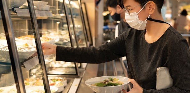 小吃攤顧客自取小菜易造成衛生疑慮 小吃攤顧客自取小菜易造成衛生疑慮