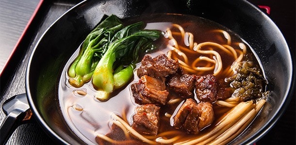 牛肉麵是最受歡迎的小吃冷凍調理包菜色之一。 牛肉麵是最受歡迎的小吃冷凍調理包菜色之一。