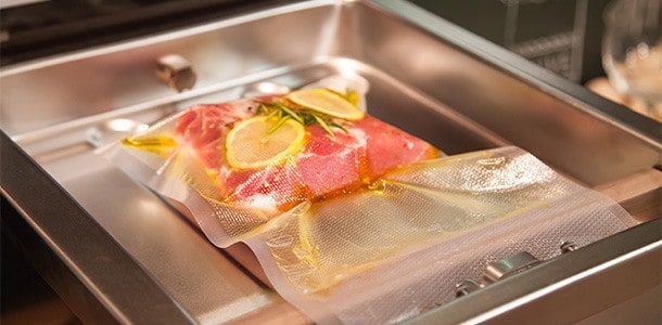使用商用真空包裝機可以更有效封裝食物。 使用商用真空包裝機可以更有效封裝食物。