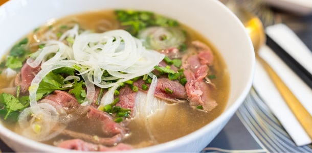 根據 foodpanda 2025 年數據，東南亞料理年產值已逾 7 億元，其中「越南河粉」更是長年霸榜的明星單品。