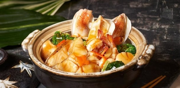 砂鍋保溫性佳,菜色掀蓋噴香是其特點。 砂鍋保溫性佳,菜色掀蓋噴香是其特點。