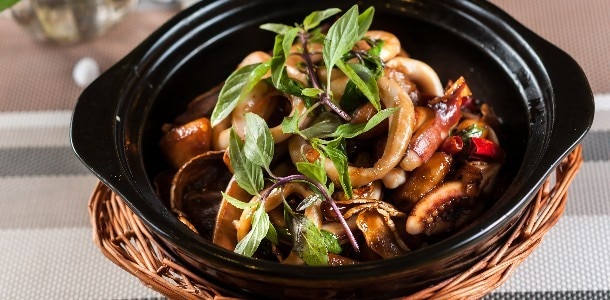 兼具醬香與焦香的三杯中卷料理。 兼具醬香與焦香的三杯中卷料理。