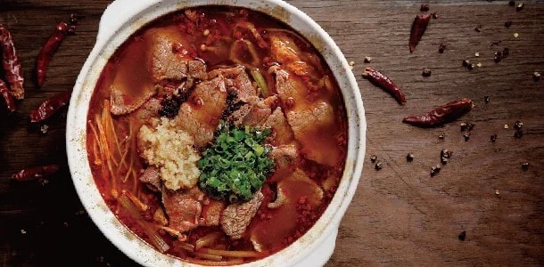 水煮牛,新鮮的牛肉最能表現湯頭麻香帶勁的厚度及餘韻。 水煮牛,新鮮的牛肉最能表現湯頭麻香帶勁的厚度及餘韻。