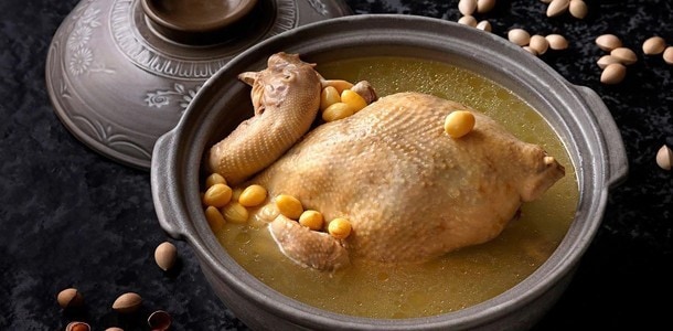 費時費工熬製出濃稠湯汁及軟爛肉質的砂鍋雞湯,為食客暖心暖胃。 費時費工熬製出濃稠湯汁及軟爛肉質的砂鍋雞湯,為食客暖心暖胃。