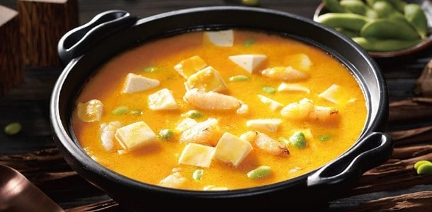 海鮮豆腐煲，高湯的鮮美及海鮮的海味鹹香，被包裹在海鮮及豆腐裡。