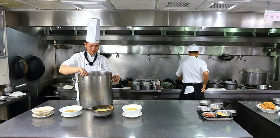 如何製作高品質高湯？福容台北一館蔡長庚主廚分享熬湯訣竅，讓高湯標準化，省時更省力！