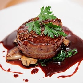 紅酒醬：奶油爆香洋蔥，紅酒與糖收汁後拌煮黃汁粉