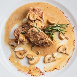 蘑菇醬：洋蔥碎及蘑菇片爆香，拌煮黃汁粉後以白酒收汁