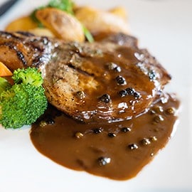 黑胡椒醬：爆香培根、洋蔥及蒜碎、黑胡椒，拌煮後加月桂葉提香