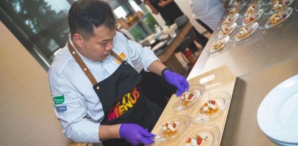 「蜜椒紅袍柿冰卷」重組中式辛香、日式Umami與法式Fine dining,並以煙燻水梨致敬韓國。 「蜜椒紅袍柿冰卷」重組中式辛香、日式Umami與法式Fine dining,並以煙燻水梨致敬韓國。