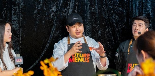 料理狂人尹男老表示,帶來結合3大趨勢的尋根風味「韓式牛肋佐荷蘭醬」、跨國界美食「澄韻龍蝦」、街頭食尚「鮮釀醬香飯」3道料理。 料理狂人尹男老表示,帶來結合3大趨勢的尋根風味「韓式牛肋佐荷蘭醬」、跨國界美食「澄韻龍蝦」、街頭食尚「鮮釀醬香飯」3道料理。