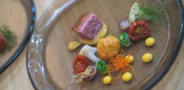 「薑母鴨佐金湯腐乳」以法式舒肥技法將櫻桃鴨胸慢煮出軟嫩肉質,與麻油、中藥交織的香氣。 「薑母鴨佐金湯腐乳」以法式舒肥技法將櫻桃鴨胸慢煮出軟嫩肉質,與麻油、中藥交織的香氣。