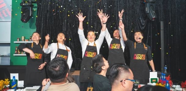 活動尾聲,活潑的廚師團隊如魔術師般撒金蔥,為「玩食體驗」劃下精彩句點! 活動尾聲,活潑的廚師團隊如魔術師般撒金蔥,為「玩食體驗」劃下精彩句點!