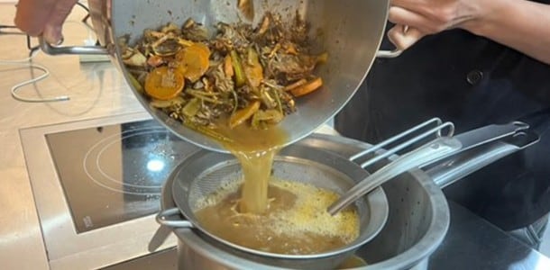 經過長時熬煮,可過濾蝦殼後取出蝦高湯使用。 經過長時熬煮,可過濾蝦殼後取出蝦高湯使用。