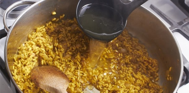 在製作義式燉飯的過程中加入高湯,將為整道菜帶來更多的深度和層次。 在製作義式燉飯的過程中加入高湯,將為整道菜帶來更多的深度和層次。