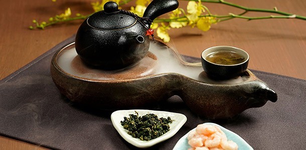 ▲從日餐「土瓶蒸」發想新菜「煙波金丹湯」,一樣能體驗到吃料喝湯雙倍享受。(圖片翻攝THE上海粉絲頁)。 ▲從日餐「土瓶蒸」發想新菜「煙波金丹湯」,一樣能體驗到吃料喝湯雙倍享受。(圖片翻攝THE上海粉絲頁)。