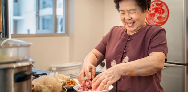 銀髮族料理應同時兼顧誘發食慾、減少油鹽負擔、確保食材衛生、提升適口性