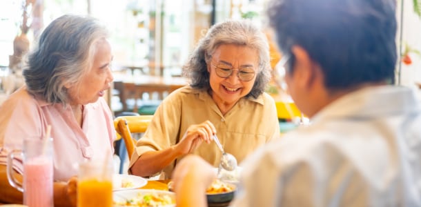 透過「社區共餐」，樂齡者不僅獲得均衡的飲食，亦增添陪伴與社交互動。