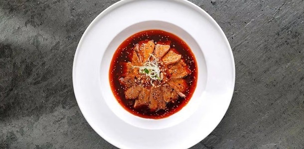 配合食客喜好,以創意菜品搭上辣潮流,可以滿足食客對於味覺刺激的追求。 配合食客喜好,以創意菜品搭上辣潮流,可以滿足食客對於味覺刺激的追求。