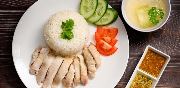 海南雞套餐不能少了醬料、雞汁飯及鮮雞湯。 海南雞套餐不能少了醬料、雞汁飯及鮮雞湯。