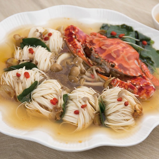 每週大廚上菜:麻油雞湯花蟹麵線 每週大廚上菜:麻油雞湯花蟹麵線