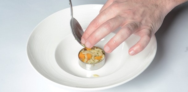1. 將模具置於湯盤正中央,並在其中加入白玉隱透的義大利米型麵(Orzo)與濃豔鮮黃的南瓜切丁。 1. 將模具置於湯盤正中央,並在其中加入白玉隱透的義大利米型麵(Orzo)與濃豔鮮黃的南瓜切丁。