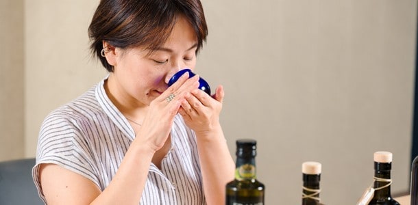 推廣義大利橄欖油專業品油協會認證課程品油師Monica洪奕萍,示範品油過程中的重要步驟「聞香」,可直接感受特級初榨橄欖油的香氣。 推廣義大利橄欖油專業品油協會認證課程品油師Monica洪奕萍,示範品油過程中的重要步驟「聞香」,可直接感受特級初榨橄欖油的香氣。