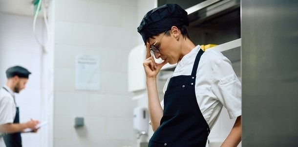 在廚房進行切割或烹調時,應確保光線充足來減少眼睛的負擔。 在廚房進行切割或烹調時,應確保光線充足來減少眼睛的負擔。