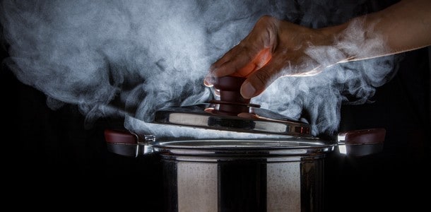 不論是熱油或湯鍋等,都容易造成廚師在料理過程的燒燙傷危險。 不論是熱油或湯鍋等,都容易造成廚師在料理過程的燒燙傷危險。