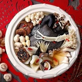 黑鑽百菇燉雞湯 黑鑽百菇燉雞湯