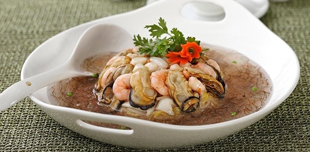 曬過後的蠔乾耐煮,適合煲湯、煮粥,或加入熱炒菜餚 曬過後的蠔乾耐煮,適合煲湯、煮粥,或加入熱炒菜餚