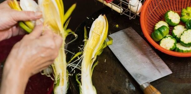 依據部位,從花瓣到果實等每樣野菜的前置作業都需考驗料理者對食材知識掌握。 依據部位,從花瓣到果實等每樣野菜的前置作業都需考驗料理者對食材知識掌握。