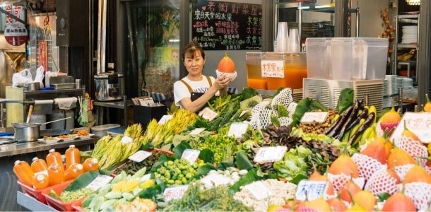 老街野菜屋的店門口擺滿各式野菜蔬果,以當季最新鮮的食材做料理。 老街野菜屋的店門口擺滿各式野菜蔬果,以當季最新鮮的食材做料理。