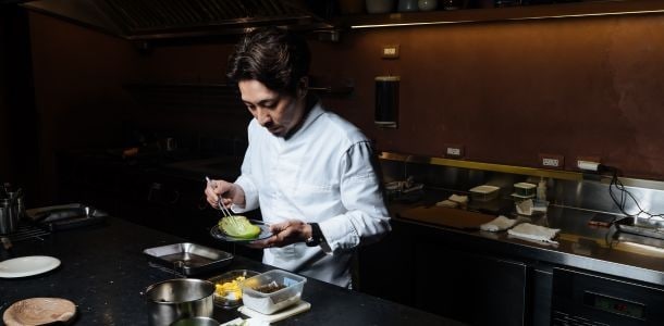 台北餐廳 EMBERS 連續三年獲得米其林綠星,主廚 Wes Kuo 擅長運用各種在地野菜。圖片由「MINGCHU 名廚」授權。 台北餐廳 EMBERS 連續三年獲得米其林綠星,主廚 Wes Kuo 擅長運用各種在地野菜。圖片由「MINGCHU 名廚」授權。