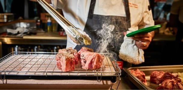 例如在客戶面前烤肉,以開放互動為導向的餐飲設計,用餐就像一場表演,可提高顧客參與感。 例如在客戶面前烤肉,以開放互動為導向的餐飲設計,用餐就像一場表演,可提高顧客參與感。