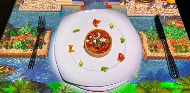 光雕投影技術應用於用餐體驗中,創造出視覺、聽覺和味覺的沈浸式饗宴。 光雕投影技術應用於用餐體驗中,創造出視覺、聽覺和味覺的沈浸式饗宴。