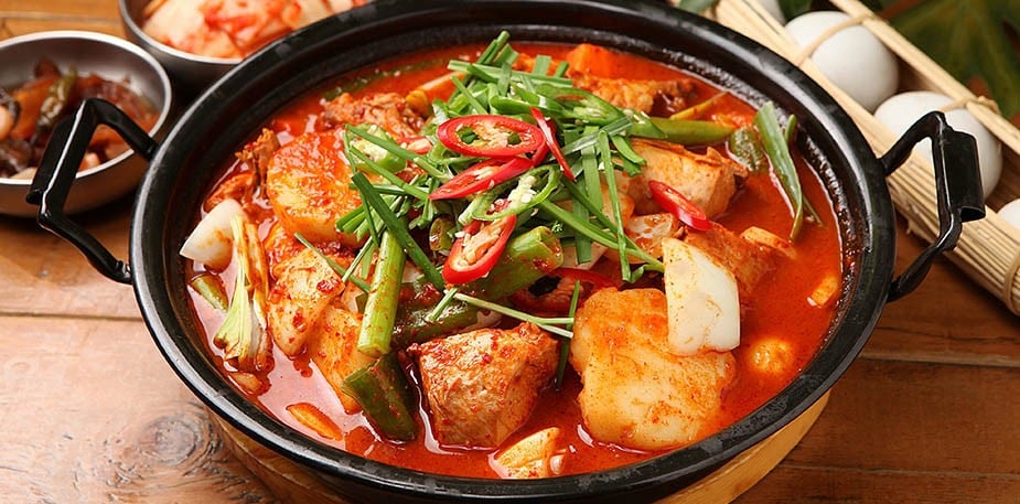 木製餐盤不潔，知名韓式火鍋店有白蛆