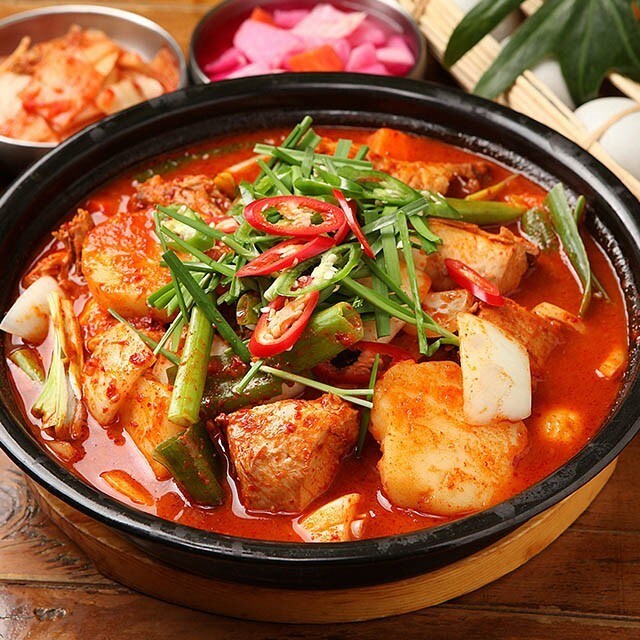 木製餐盤不潔，知名韓式火鍋店有白蛆