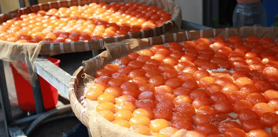 【食在新聞】采棠肴蛋黃酥非法添加蘇丹紅，食藥署要查蛋鴨場