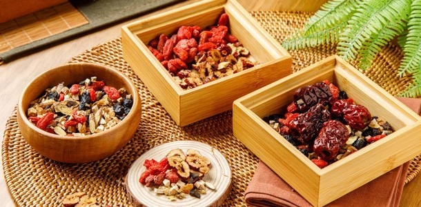 「稻舍食館」採用眾多迪化街南北貨食材,也與在地中藥行「德利泰」共同合作。(照片提供:稻舍食館) 「稻舍食館」採用眾多迪化街南北貨食材,也與在地中藥行「德利泰」共同合作。(照片提供:稻舍食館)