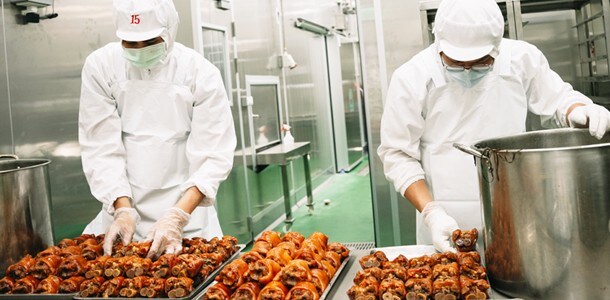 鄧師傅功夫菜建置了中央廚房,於此集中生產滷豬腳、滷蹄膀等核心產品。 鄧師傅功夫菜建置了中央廚房,於此集中生產滷豬腳、滷蹄膀等核心產品。