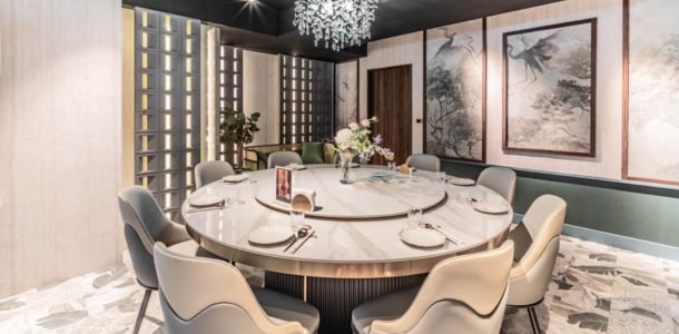 新派川菜餐廳「弎弎川酒」，開業一年即榮獲第五屆500盤推薦及米其林指南餐廳 。