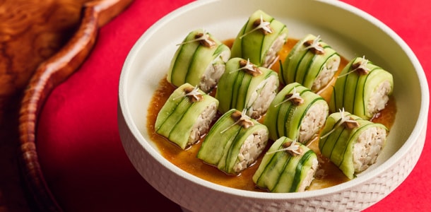 「蒜蓉玉豚卷」以小黃瓜包裹蒜泥白肉，搭配黑蒜美乃滋，肉品特別選用以無毒農產飼養為理念的台灣品牌。