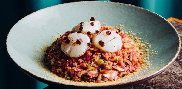 溫宏元認為過去炒飯的價值被低估，「炙燒干貝烏魚子炒飯」、「頂級美國肋眼牛排炒飯」、「經典厚炸排骨炒飯」等，將炒飯轉譯出讓台灣人新奇、外國人易接受的新風貌。