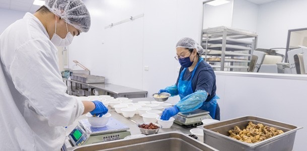 挑選合適的食品加工廠,需注意衛生安全,並具備完善的生產流程。 挑選合適的食品加工廠,需注意衛生安全,並具備完善的生產流程。